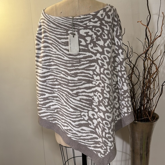 Barefoot dreams gray animal print shawl - Picture 4 of 7